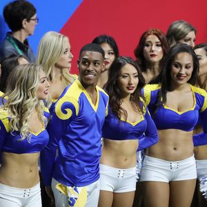 Cheerleadersice LA Ramsa s muškim članovima (Foto: AFP)