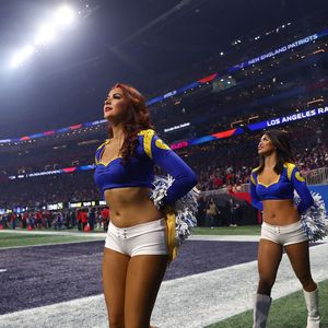 Cheerleadersice LA Ramsa s muškim članovima (Foto: AFP)