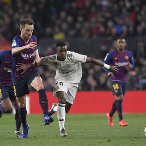 Ivan Rakitić i Vinicius Junior (Foto: AFP)