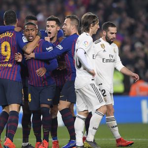 Malcom slavi pogodak protiv Reala s igračima Barcelone (Foto: AFP)