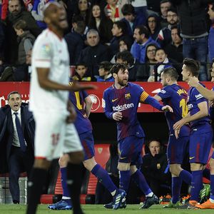 Ernesto Valverde i igrači Barcelone (Foto: AFP)
