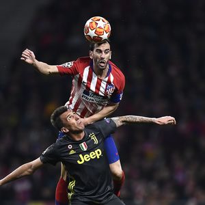 Mario Mandžukić i Diego Godin (Foto: AFP)