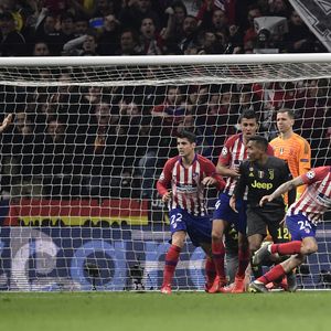 Gimenez zabio Juventusu (Foto: AFP)