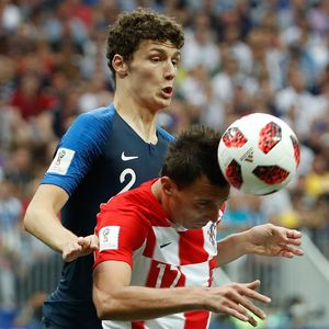 Benjamin Pavard i Mario Mandžukić (Foto: AFP)