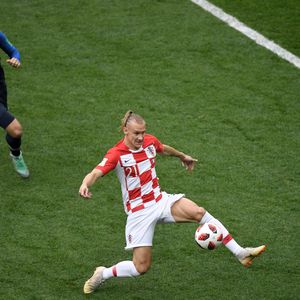 Vida u borbi s Griezmannom za loptu (Foto: AFP)