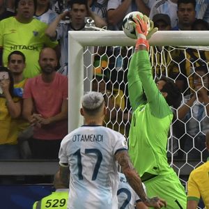 Alisson brani Messijev slobodnjak (Foto: AFP)