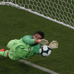 Alisson brani penal Paragvaju (Foto: AFP)