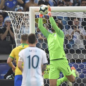 Alisson brani Messijev slobodnjak (Foto: AFP)