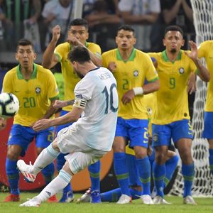Lionel Messi puca slobodni udarac (Foto: AFP)
