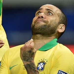 Dani Alves moli za promašaj Messija (Foto: AFP)