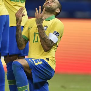 Dani Alves moli za promašaj Messija (Foto: AFP)