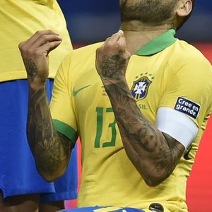 Dani Alves moli za promašaj Messija (Foto: AFP)