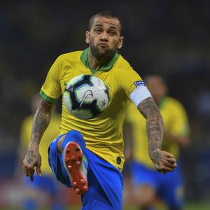 Dani Alves kontrolira loptu (Foto: AFP)