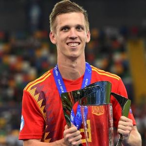 Dani Olmo s trofejem (Foto: AFP)