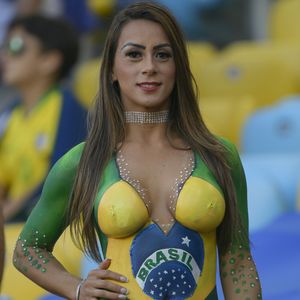 Brazilska navijačica premazana bojom (Foto: AFP)