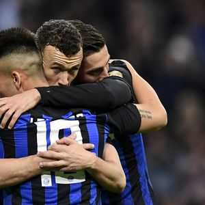 Ivan Perišić u zagrljaju suigrača (Foto: AFP)