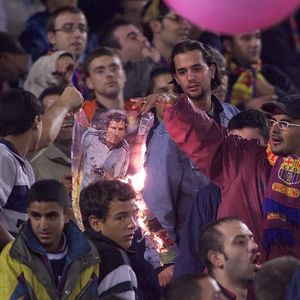 Navijači Barcelone pale Figovu sliku (Foto: AFP)