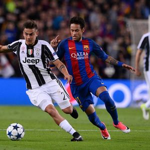 Dybala i Neymar u duelu za loptu (Foto: AFP)