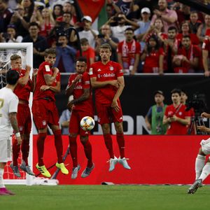Asensio izvodi slobodni udarac (Foto: AFP)