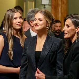 Kraljica Letizia i kćeri na dodjeli nagrada