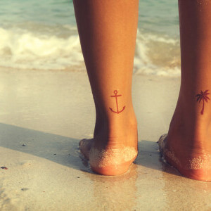 Žena s tetovažama na plaži