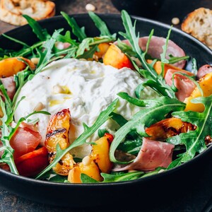 Savršen ljetni ručak: Salata s grilanim breskvama, pršutom i mozzarellom