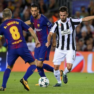 Sergio Busquets, Miralem Pjanić i Andres Iniesta (Foto: AFP)
