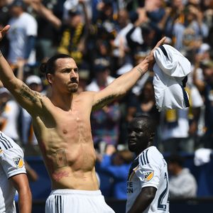Zlatan Ibrahimović slavi pogodak (Foto: AFP)
