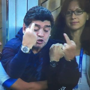 Diego Maradona i srednjaci (Screenshot)