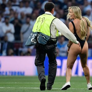 Polugola plavuša prekinula finale Lige prvaka (Foto: AFP)