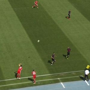 Bale ubacuje loptu sa strane (GOL.hr)