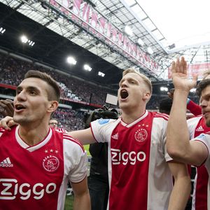Donny van de Beek s Tadićem i Huntelaarom (Foto: AFP)