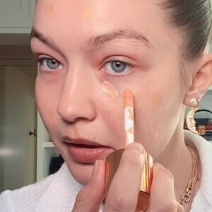 Gigi Hadid nanosi Charlotte Tilbury Hollywood Flawless Filter