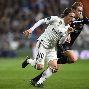 Luka Modrić i Frenkie de Jong (Foto: AFP)