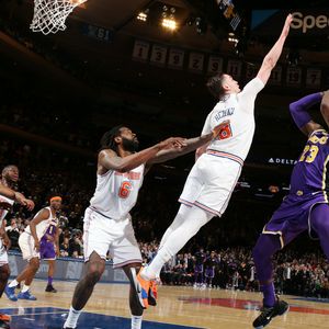 Mario Hezonja blokira LeBrona Jamesa (Foto: AFP)