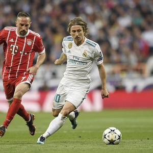 Modrić i Ribery (Foto: AFP)