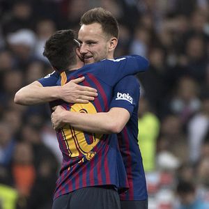 Rakitić i Messi u zagrljaju (Foto: AFP)