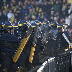 Utakmica Nantesa hitno prekinuta: Maskirani huligani upali na travnjak i krenuli na igrače