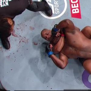 Daniel Cormier guši Derricka Lewisa