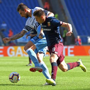 Piatek u borbi za loptu (Foto: AFP)
