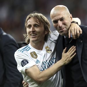Modrić i Zidane u zagrljaju (Foto: AFP)