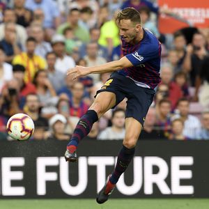 Ivan Rakitić puca po golu (Foto: AFP)
