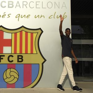 Ousmane Dembele i grb Barcelone (Foto: AFP)
