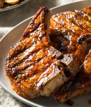 Svinjske kotlete ispecite na roštilju ili gril tavi