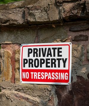 Ovakvi znakovi postavljeni su oko zatvorene zajednice North Oaks u Minnesoti