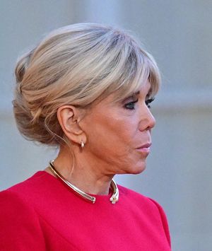 Brigitte Macron u dugoj crvenoj haljini