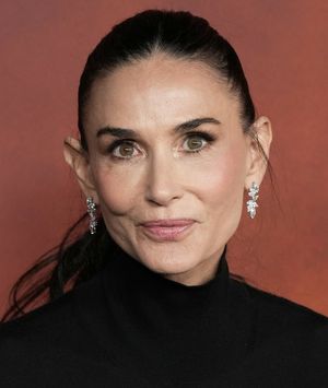 Demi Moore u suknji brenda Carolina Herrera na premijeri Landmana 2026. - 3