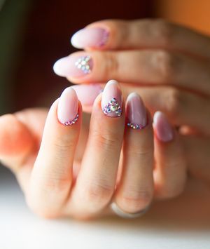 Drago kamenje na noktima