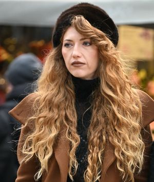 Ulična moda Zagreb dama s čizmama visokih sara podstavljenima krznom 2025. - 1