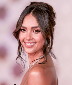 Jessica Alba u haljini Elieja Saaba u Saudijskoj Arabiji - 1